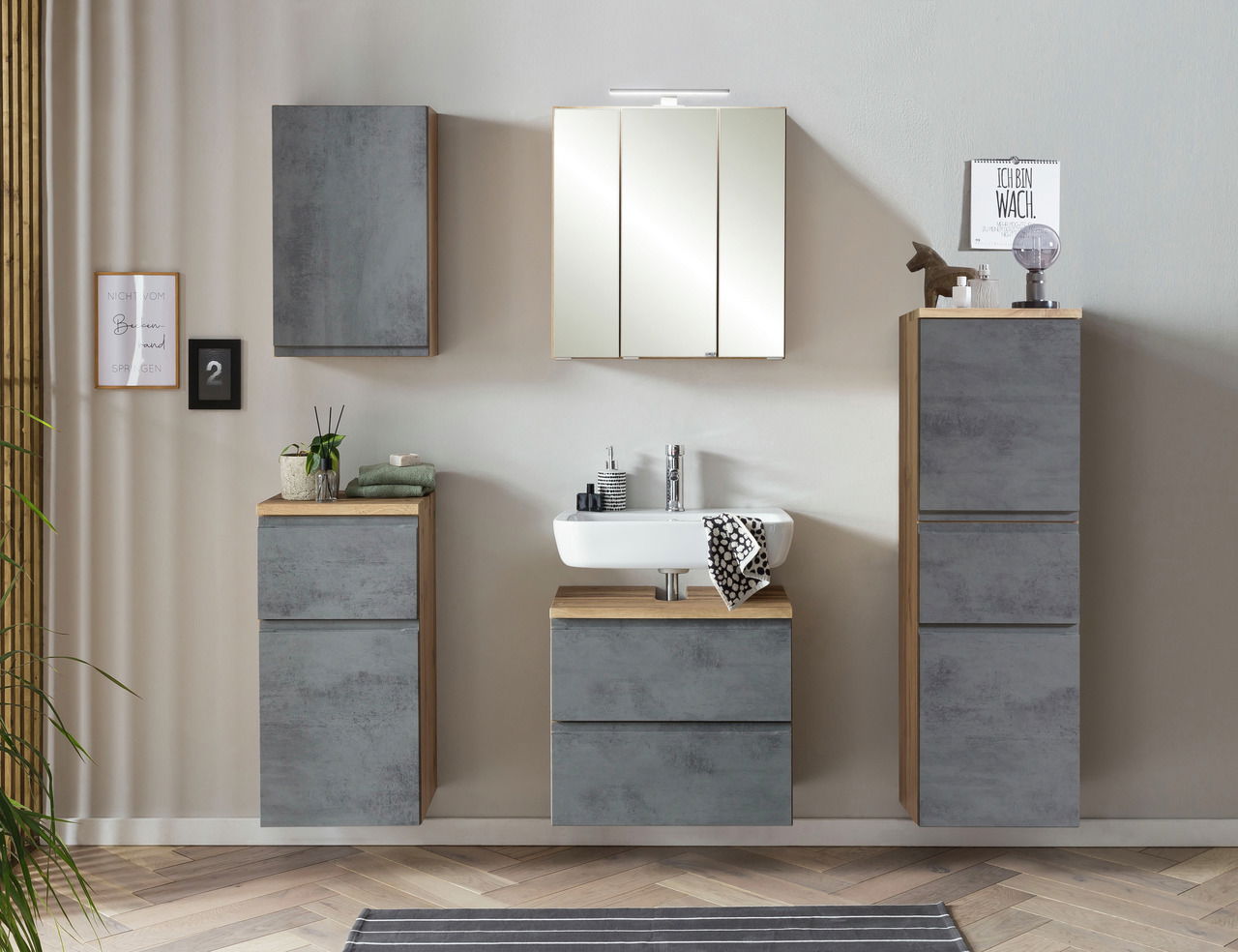 Moderner Spiegelschrank 60 cm in einem stilvollen Badezimmer, frontal betrachtet, mit grauen und holzfarbenen Elementen.