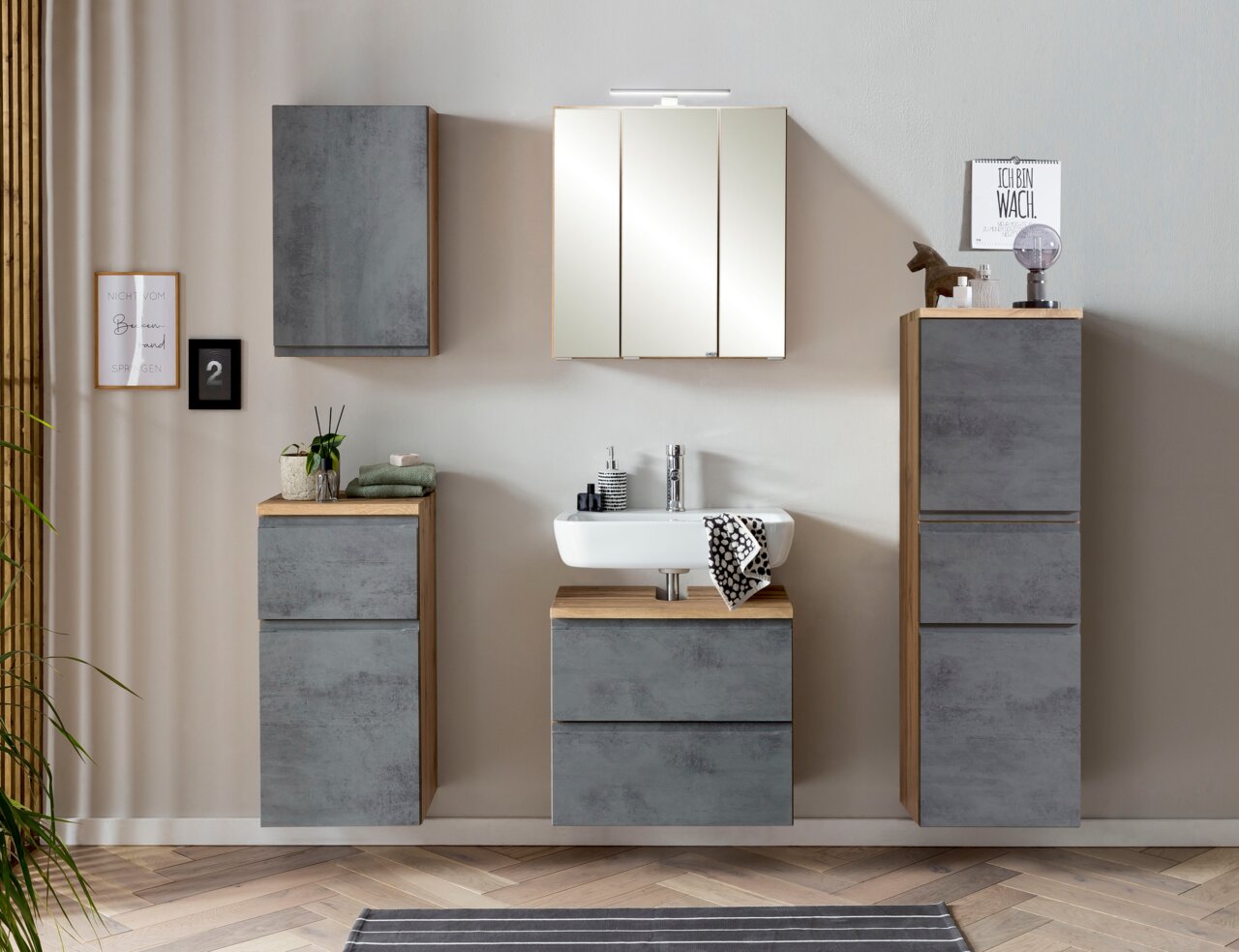 Moderner Spiegelschrank 60 cm in einem stilvollen Badezimmer, frontal betrachtet, mit grauen und holzfarbenen Elementen.