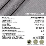Nahaufnahme von hellgrauem Flachgewebe-Polsterstoff (Stoffdetail_131) mit Produktdaten: 100% PES, 500.000 Scheuertouren, Abriebfestigkeit 4–5, Pilling 4, Pflegehinweise sowie OEKO-TEX Standard 100, REACH conform und Easy Clean; Perspektive: Detail-/Makroa