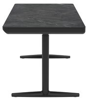 Moderner E-Schreibtisch mit dunkler Tischplatte und stabilem, zentralem Standfuß, Ansicht von vorne.