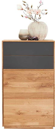 Moderner Schuhschrank aus Holz mit grauen Schubladen, dekoriert mit Vasen und Blumen, Frontalansicht.