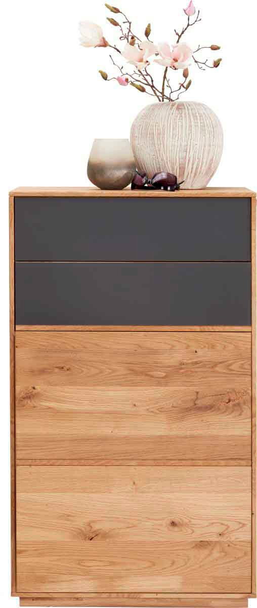 Moderner Schuhschrank aus Holz mit grauen Schubladen, dekoriert mit Vasen und Blumen, Frontalansicht.