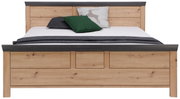 Vooraanzicht van een houten bed van 140 x 200 cm met grijze en groene kussens.
