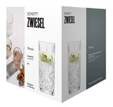 Verpackung des Longdrinkglas Show 4er Sets von Schott Zwiesel, mit einem Glas in Nahaufnahme und dekorativen Elementen, perspektivisch von vorne rechts.