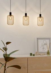 Drei moderne Hängeleuchten mit goldenen Drahtschirmen, von der Seite betrachtet, über einem minimalistischen Holzschrank.