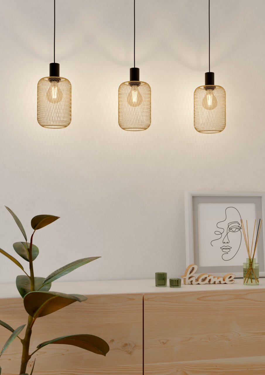 Drie moderne hanglampen met gouden draadkappen, gezien vanaf de zijkant, boven een minimalistische houten kast.