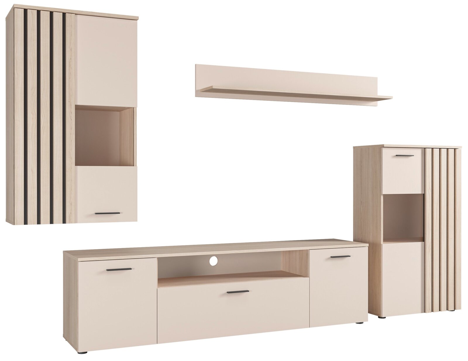 Modernes Wohnzimmer-Wandmöbel-Set in heller Holzoptik mit cremefarbenen Fronten, TV-Lowboard, Hängeregal, Hängeschrank und Hochschrank mit Lamellen-Design und schwarzen Griffen, freigestellt auf Weiß, Ansicht von vorne in leichter Schrägperspektive.