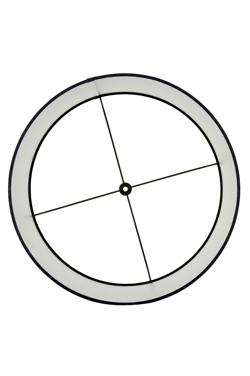 Bovenaanzicht van een ronde lampenkap met een zwarte rand en kruisvormige steunen.