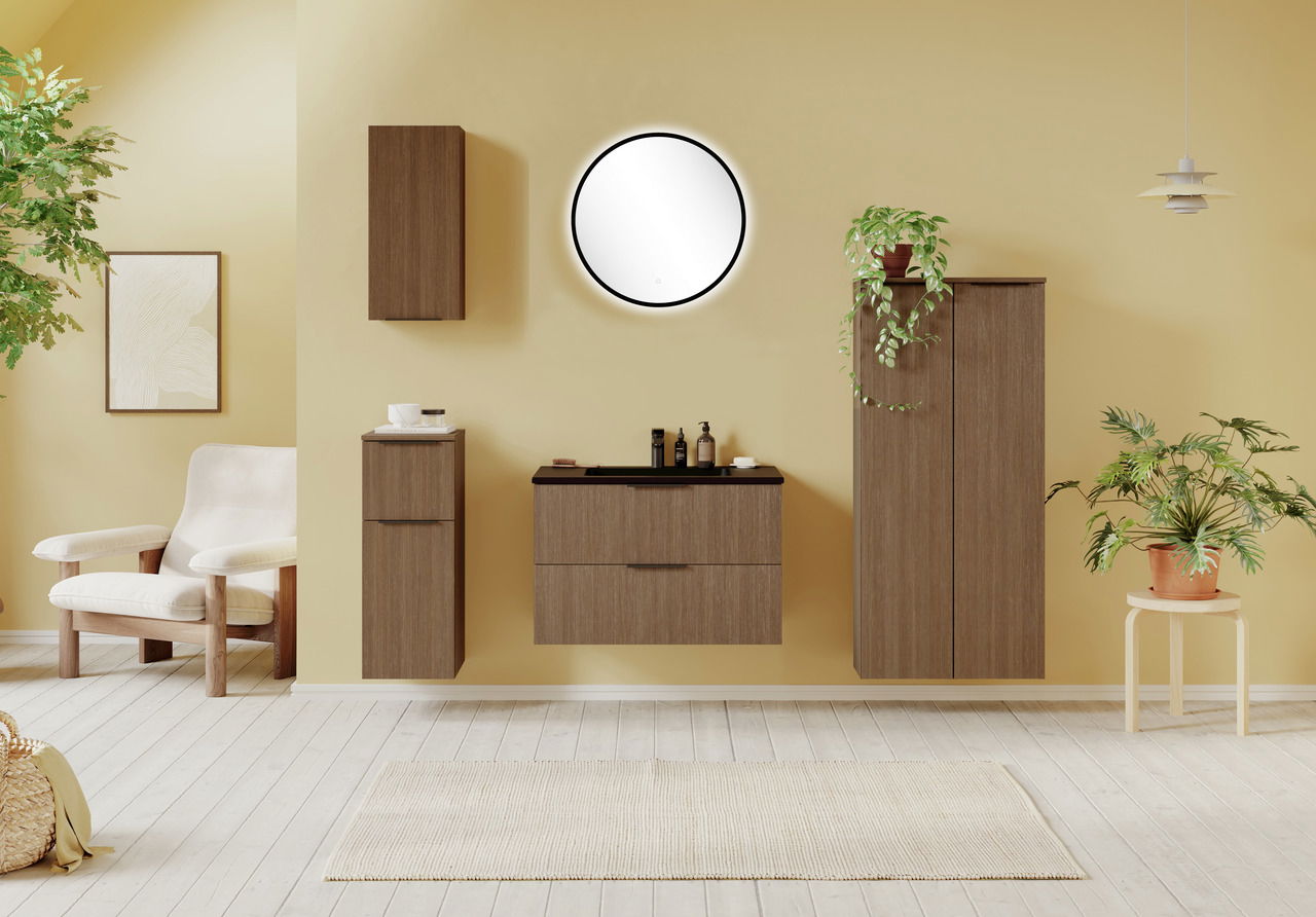 Modernes Waschtisch-Set in Holzoptik mit rundem Spiegel, aus der Frontalperspektive fotografiert, umgeben von Pflanzen und minimalistischer Dekoration.