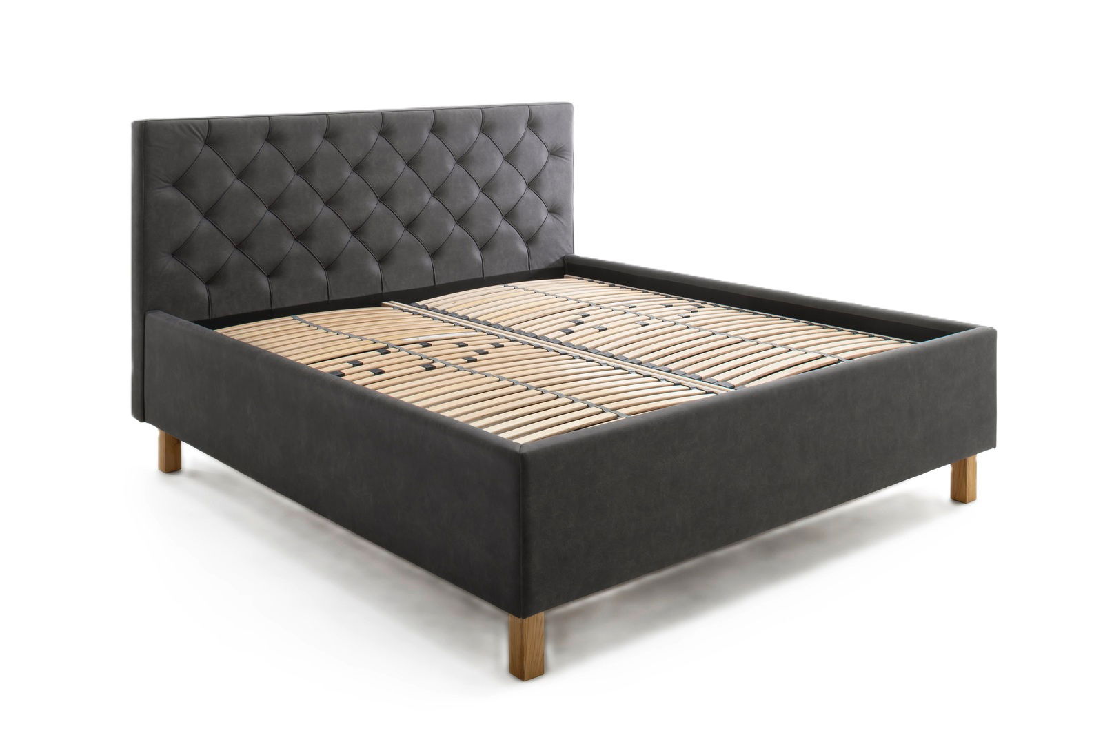 Seitliche Perspektive auf ein elegantes Polsterbett mit dunkelgrauem, gestepptem Kopfteil und Holzfüßen.