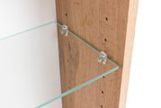 Nahaufnahme eines Spiegelschranks mit einem Glasregal und Holzrückwand, seitliche Perspektive