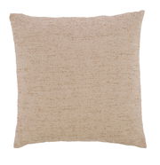 Beiges Kissen in Nahaufnahme, quadratische Form, Textur gut sichtbar, Frontalansicht