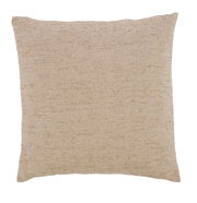 Beiges Kissen in Nahaufnahme, quadratische Form, Textur gut sichtbar, Frontalansicht