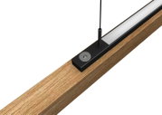Nahaufnahme einer modernen LED-Pendelleuchte mit Holz- und Metallelementen, seitliche Perspektive