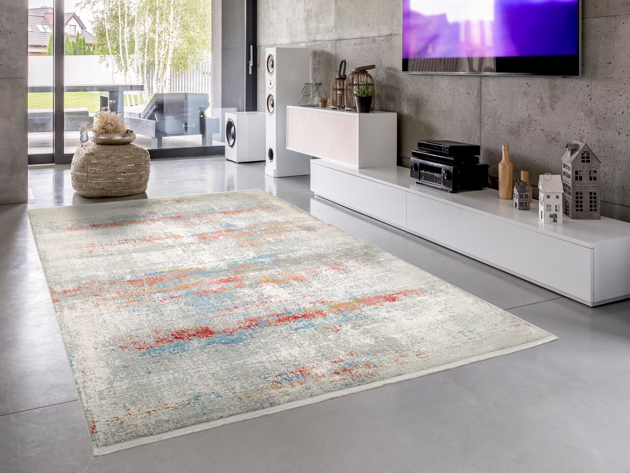 Moderner Designer-Teppich mit abstraktem Muster in einem stilvollen Wohnzimmer, Perspektive von schräg oben.