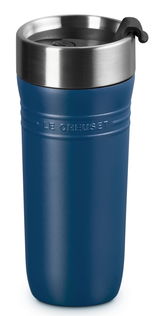 Thermobecher 350ml in Deep Teal, Vorderansicht mit Edelstahl-Deckel und Le Creuset Logo