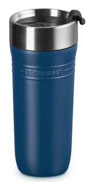 Thermobecher 350ml in Deep Teal, Vorderansicht mit Edelstahl-Deckel und Le Creuset Logo
