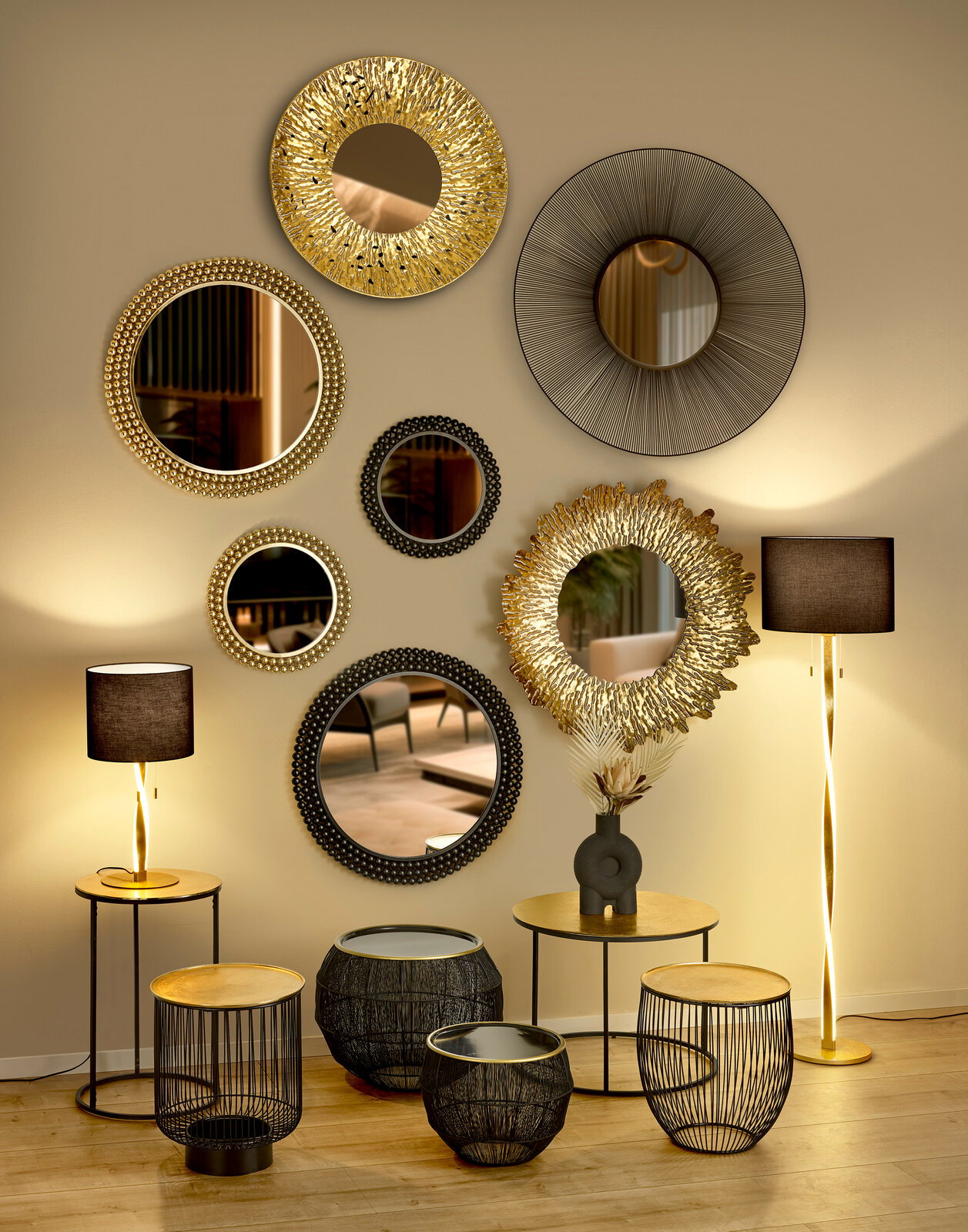 Beistelltisch 2er-Set in modernem Design mit schwarzem Metallgestell und goldener Tischplatte, seitliche Perspektive