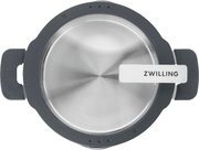 Bovenaanzicht van een roestvrijstalen pan met grijze rand en handgrepen, met het merk 'ZWILLING' op de handgreep van het deksel.
