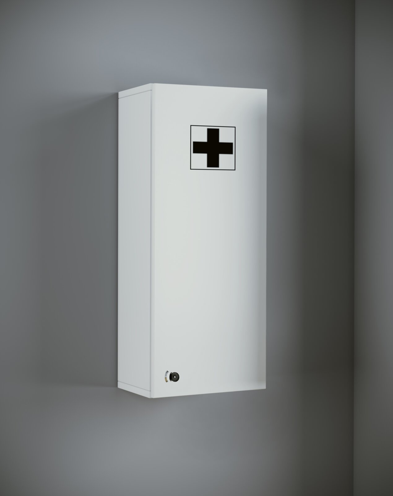 Weißer Erste-Hilfe-Wandschrank mit schwarzem Kreuzsymbol und Schloss, an einer grauen Wand montiert, schräg von vorn links aus leicht erhöhter Perspektive
