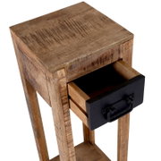 Houten bijzettafel met open lade, gezien van bovenaf
