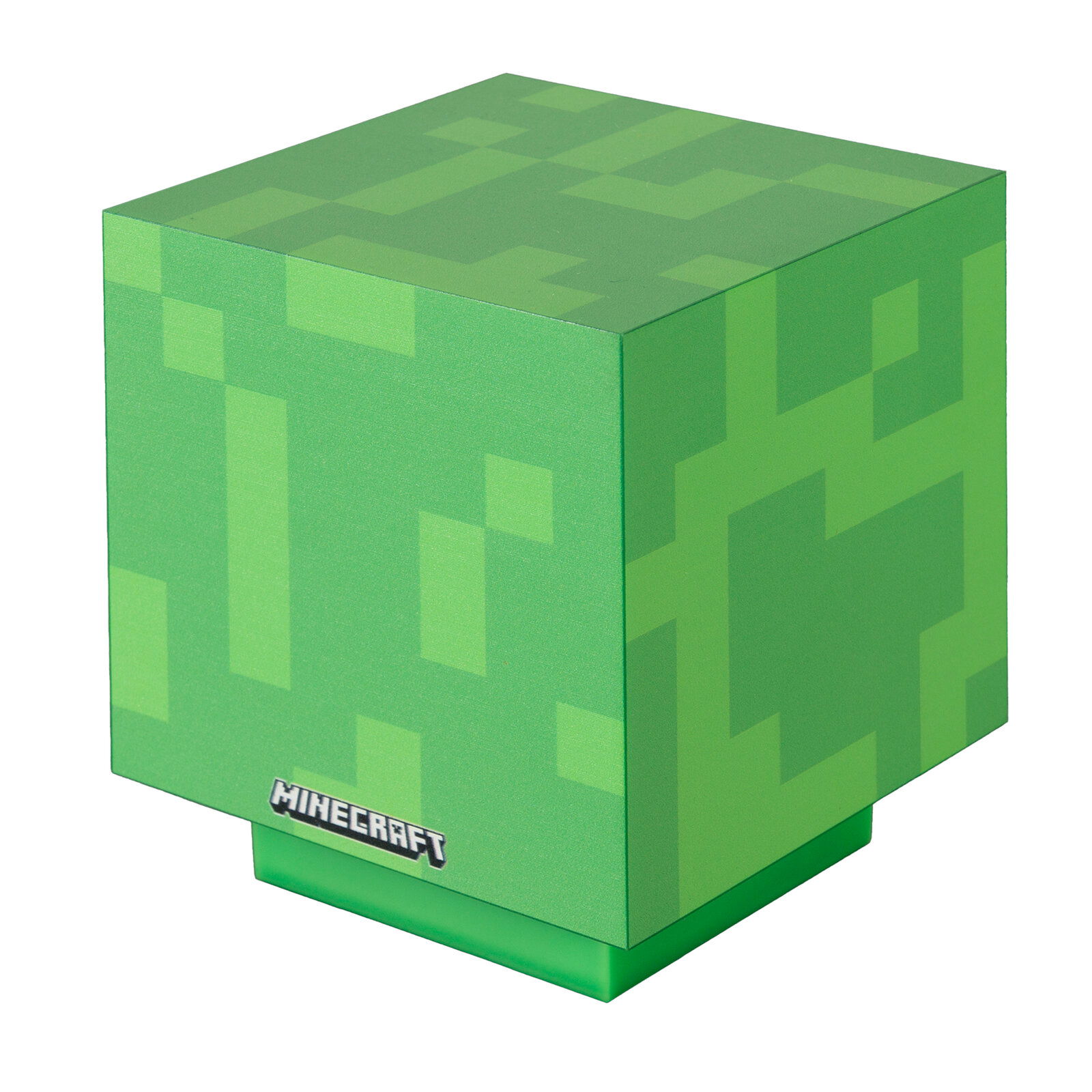 Grüner, würfelförmiger Minecraft-Block mit pixeligem Muster und Minecraft-Logo, freigestellt auf weißem Hintergrund, in schräger Vorderansicht von oben (3/4-Perspektive)