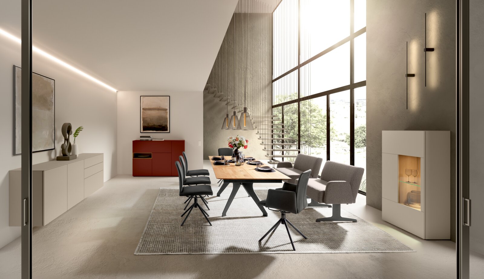 Modernes Esszimmer-Set mit Holztisch, grauen Polsterstühlen und Bank auf Teppich, daneben Sideboards und Vitrine vor großer Fensterfront; Perspektive: frontale Weitwinkelansicht auf den Raum.