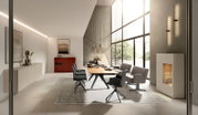 Modernes Esszimmer-Set mit Holztisch, grauen Polsterstühlen und Bank auf Teppich, daneben Sideboards und Vitrine vor großer Fensterfront; Perspektive: frontale Weitwinkelansicht auf den Raum.