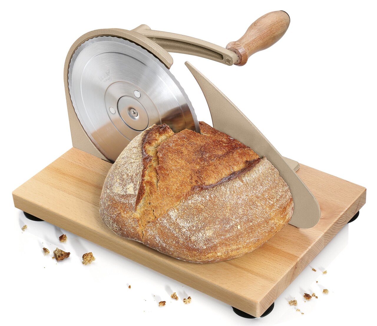 Brotschneidemaschine in Taupe mit Holzgriff, seitliche Perspektive, schneidet ein frisches Brot auf einem Holzbrett.