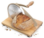 Brotschneidemaschine in Taupe mit Holzgriff, seitliche Perspektive, schneidet ein frisches Brot auf einem Holzbrett.