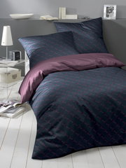 Bettwäsche-Set in dunklem Design mit geometrischem Muster, bestehend aus Kissen- und Bettdeckenbezug, auf einem Bett in einem modern eingerichteten Raum, seitliche Perspektive.