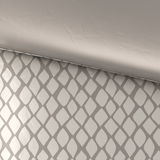 Wendebettwäsche mit geometrischem Muster in Nahaufnahme, eine Seite unifarben, die andere mit Rautenmuster.