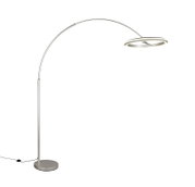 Moderne LED-Bogenleuchte in seitlicher Perspektive mit rundem Sockel und gebogenem Arm, der einen ringförmigen Leuchtkopf hält.