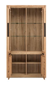 Holzvitrine mit Glastüren, frontal geöffnet, zeigt mehrere Regalböden.