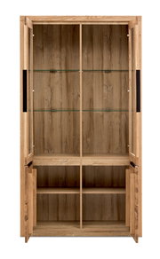 Holzvitrine mit Glastüren, frontal geöffnet, zeigt mehrere Regalböden.