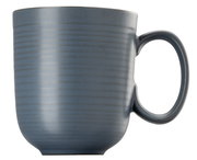 Grauer Becher mit Henkel, seitliche Ansicht