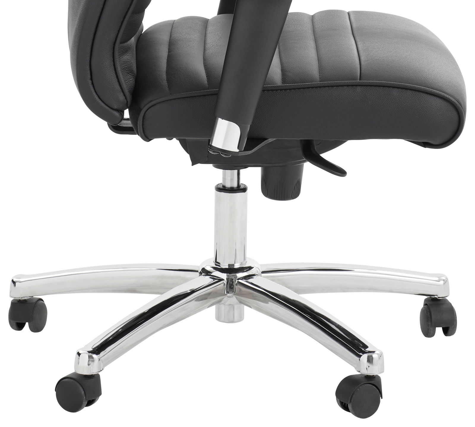 Seitliche Ansicht eines Chefsessels mit schwarzem Polster und verchromtem Fußkreuz auf Rollen.