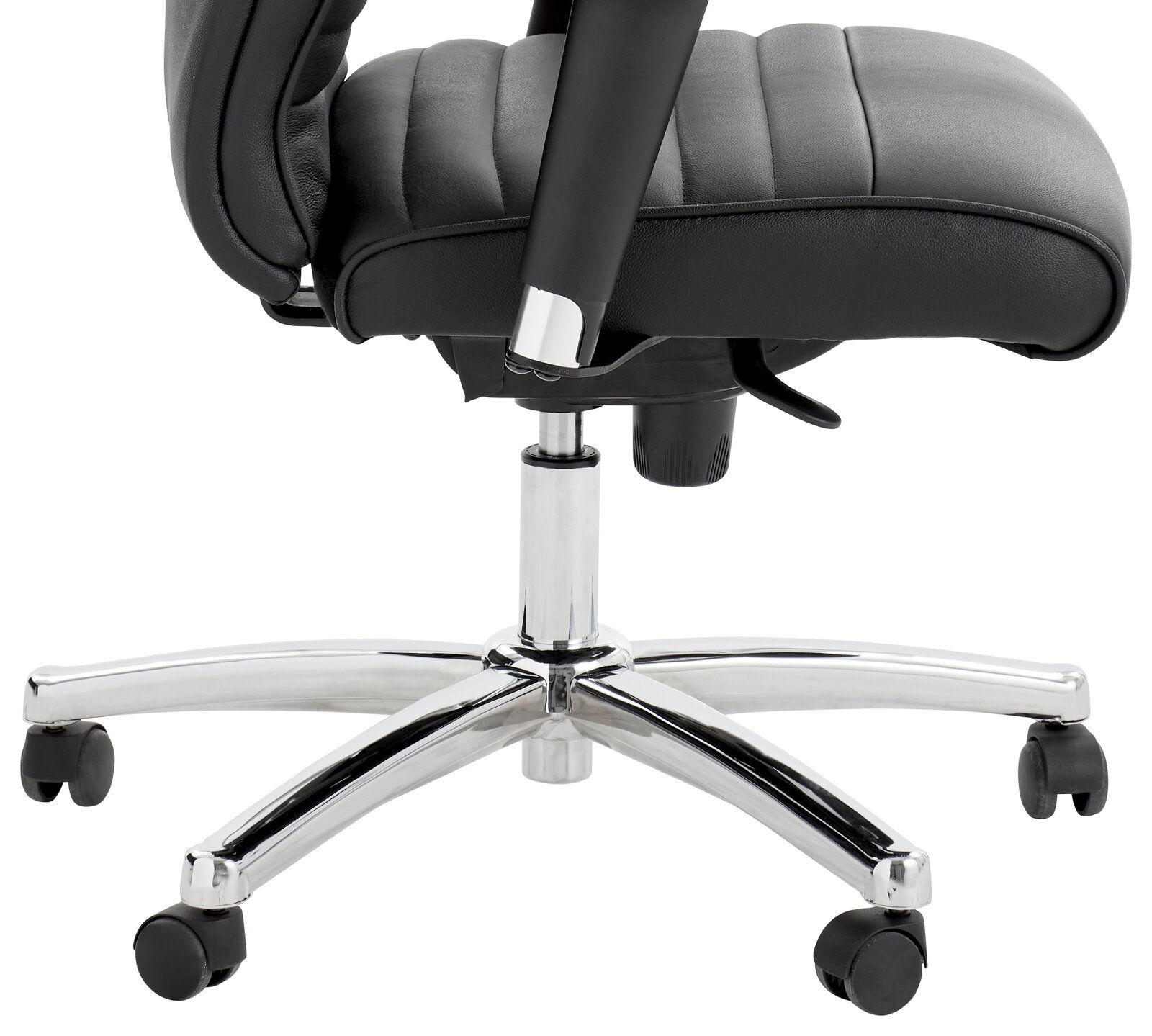 Seitliche Ansicht eines Chefsessels mit schwarzem Polster und verchromtem Fußkreuz auf Rollen.