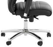 Seitliche Ansicht eines Chefsessels mit schwarzem Polster und verchromtem Fußkreuz auf Rollen.