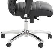 Seitliche Ansicht eines Chefsessels mit schwarzem Polster und verchromtem Fußkreuz auf Rollen.