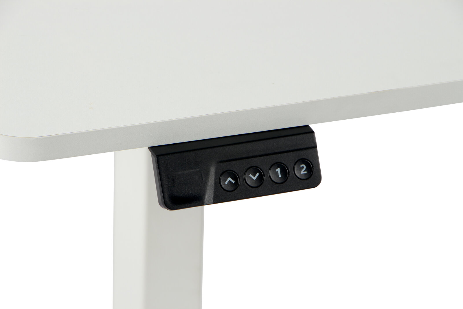 Nahaufnahme eines weißen E-Schreibtischs mit schwarzem Bedienfeld an der Vorderseite, das Tasten zur Höhenverstellung zeigt.
