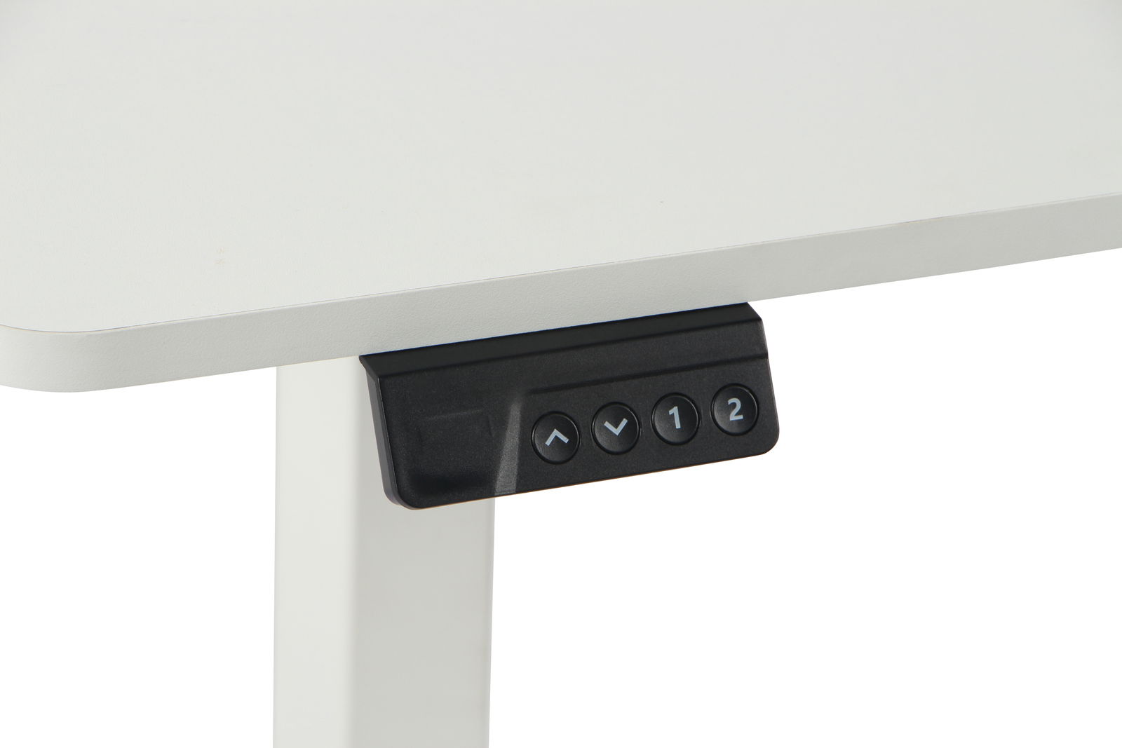 Nahaufnahme eines weißen E-Schreibtischs mit schwarzem Bedienfeld an der Vorderseite, das Tasten zur Höhenverstellung zeigt.