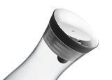 Nahaufnahme einer eleganten Wasserkaraffe BASIC 1L mit schwarzem Deckel, seitliche Perspektive