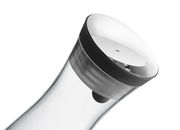 Nahaufnahme einer eleganten Wasserkaraffe BASIC 1L mit schwarzem Deckel, seitliche Perspektive
