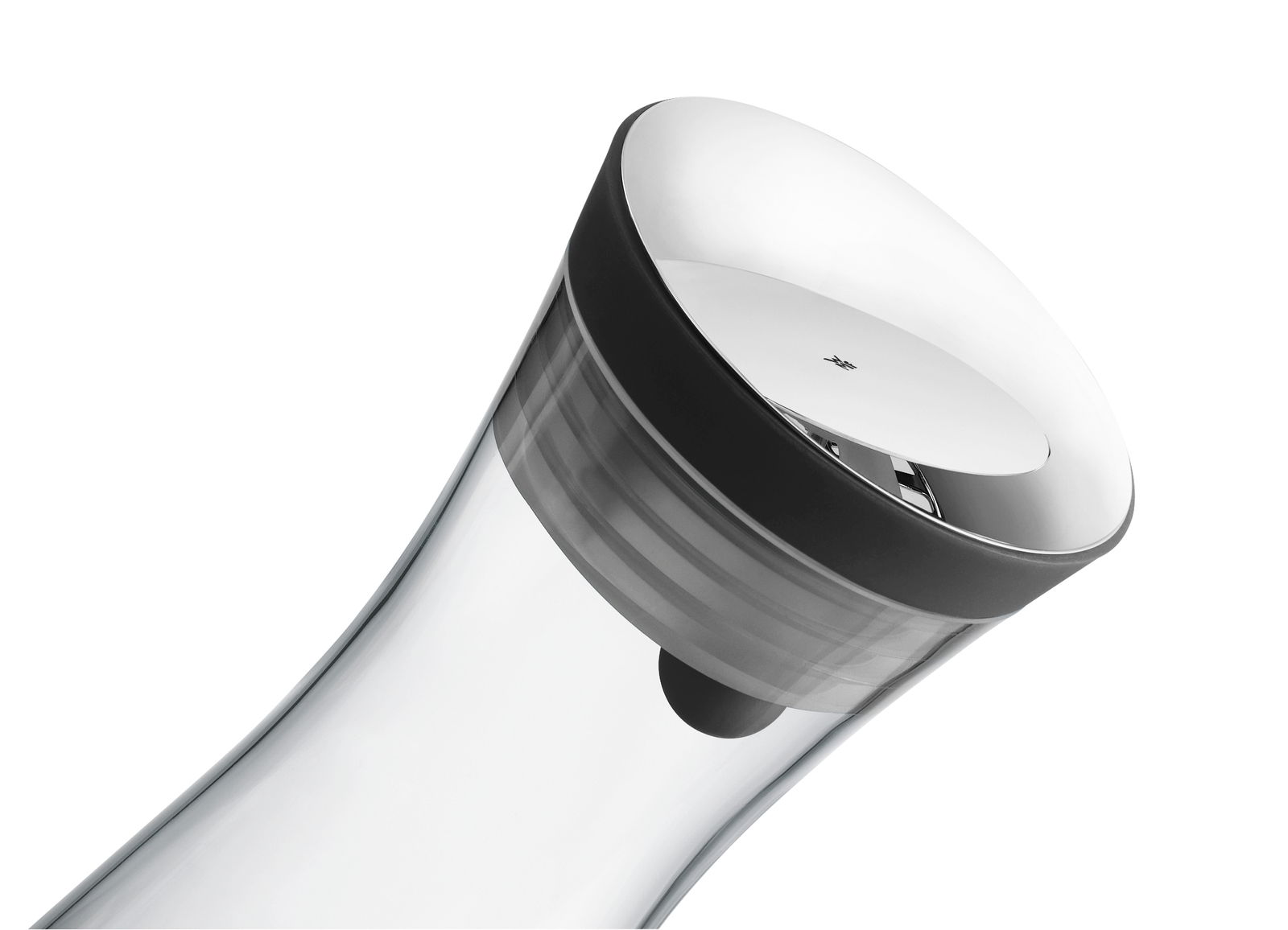 Nahaufnahme einer eleganten Wasserkaraffe BASIC 1L mit schwarzem Deckel, seitliche Perspektive