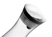 Nahaufnahme einer eleganten Wasserkaraffe BASIC 1L mit schwarzem Deckel, seitliche Perspektive