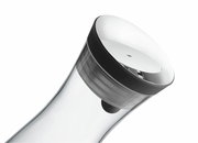 Nahaufnahme einer eleganten Wasserkaraffe BASIC 1L mit schwarzem Deckel, seitliche Perspektive