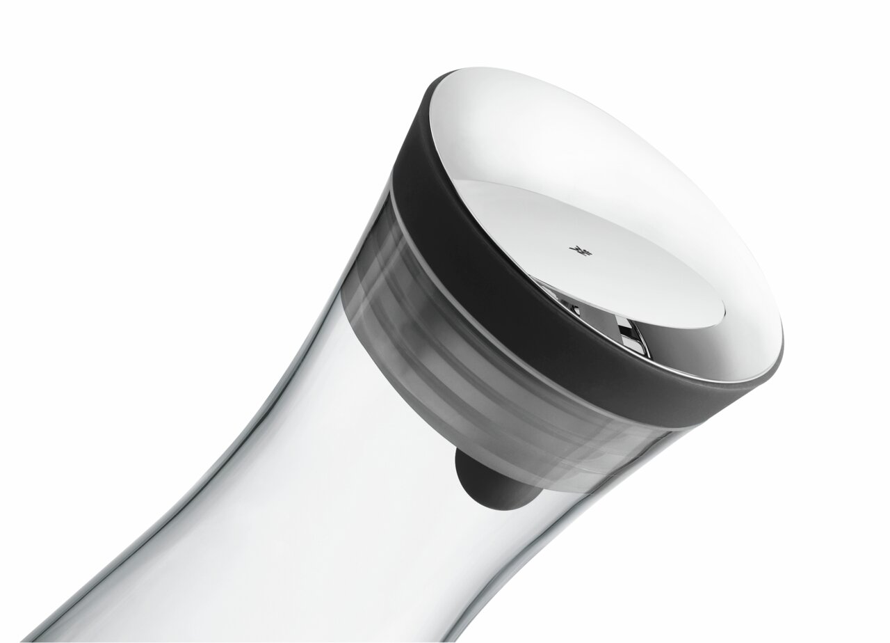 Nahaufnahme einer eleganten Wasserkaraffe BASIC 1L mit schwarzem Deckel, seitliche Perspektive
