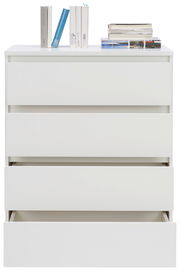 Weiße Hochkommode mit vier Schubladen, zwei davon leicht geöffnet, mit Büchern und Zeitschriften auf der Oberseite, frontale Ansicht.