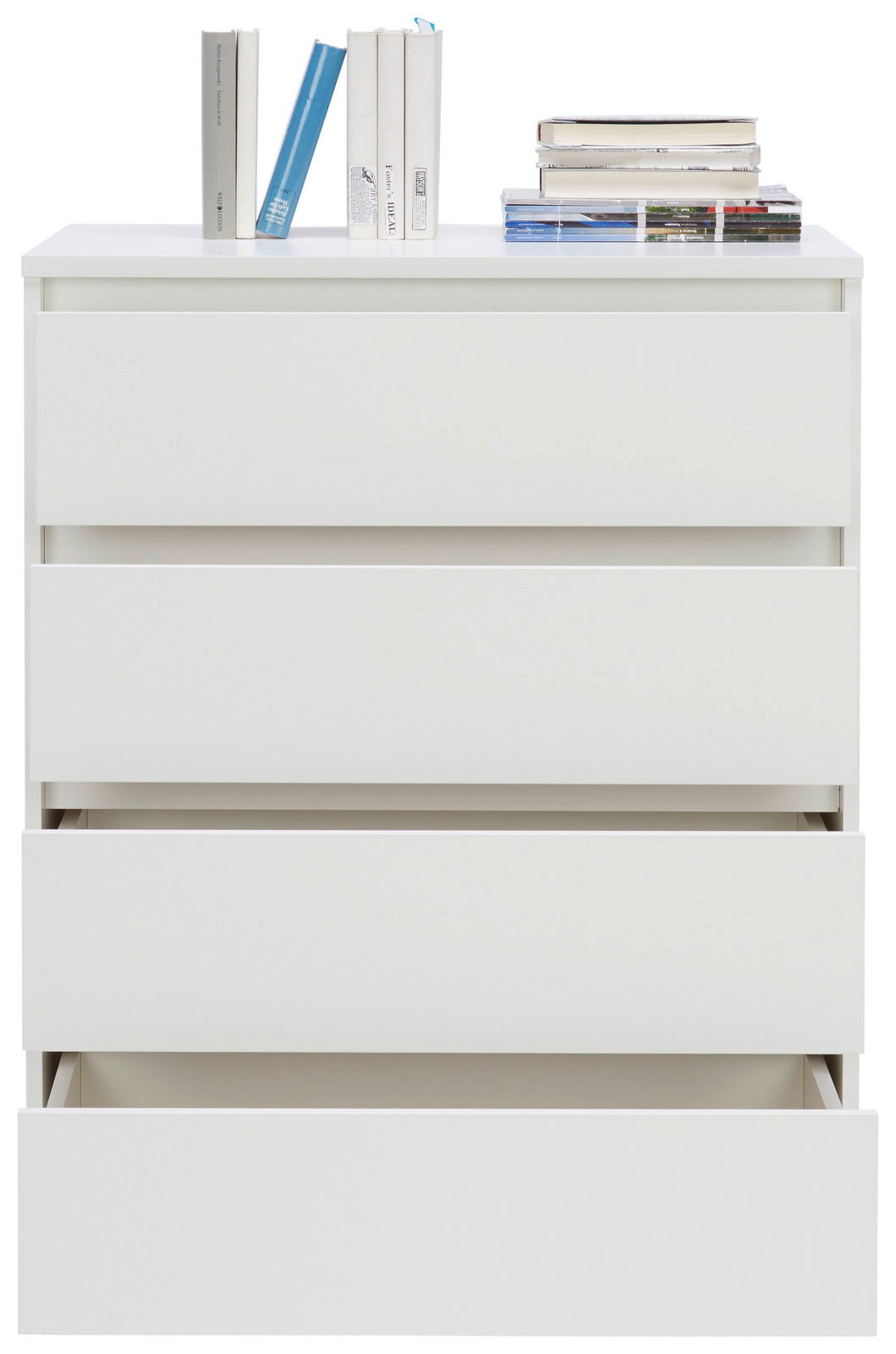 Weiße Hochkommode mit vier Schubladen, zwei davon leicht geöffnet, mit Büchern und Zeitschriften auf der Oberseite, frontale Ansicht.